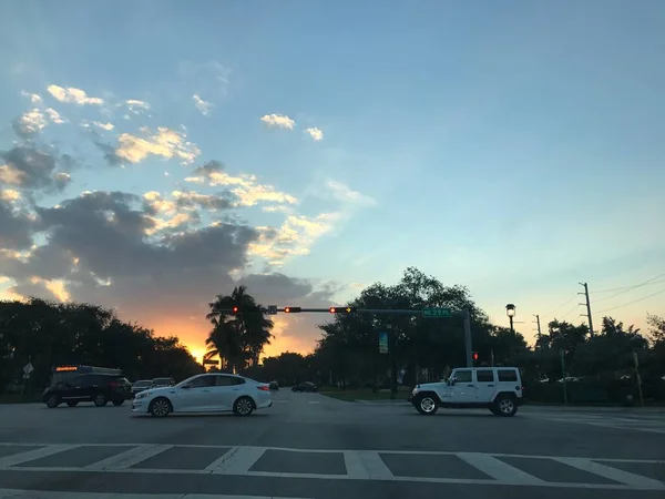 Aventura, FL - 21 december 2017: Trafik vid solnedgången i Aventura — Stockfoto