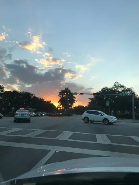Aventura, FL - 21 Aralık 2017: Aventura 'da gün batımında trafik 