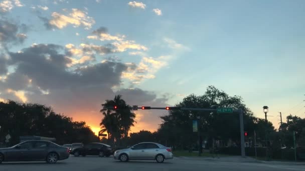 Aventura, FL - December 21, 2017: Traffic at sunset in Aventura — Stock Video