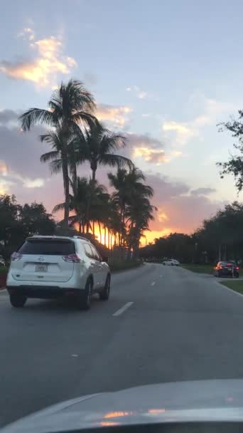 Aventura, FL - 21 de diciembre de 2017: Tráfico al atardecer en Aventura — Vídeo de stock