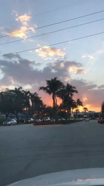 Aventura, FL - 21 de dezembro de 2017: Trânsito ao pôr-do-sol em Aventura — Vídeo de Stock