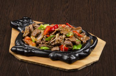 Tahta bir arka planda sebzeli güveç.