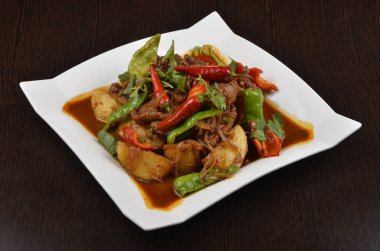 Yahni ve patates, haşlanmış soğan ve soslu paprika.