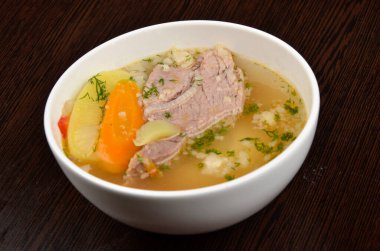 Et, patates, havuç ve otlu çorba.