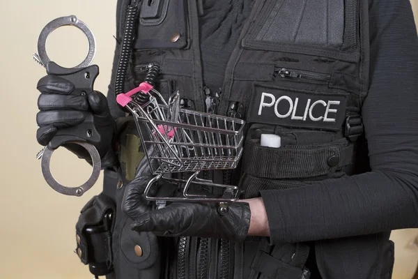 Handla lyftande konceptet polis håller en liten shopping Golfvagn — Stockfoto