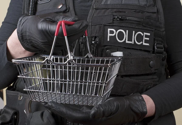Conceito de furto policial com uma cesta de compras — Fotografia de Stock
