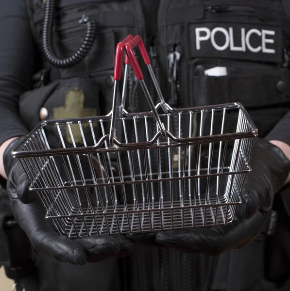 Konzept der Ladendiebstähle Polizei mit einem Warenkorb — Stockfoto