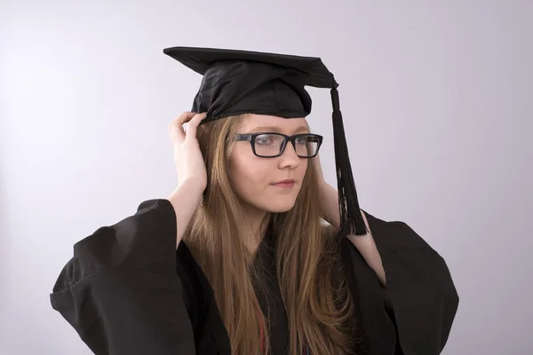 Graduado vestindo um boné e vestido — Fotografia de Stock