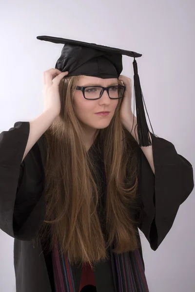Absolvent trägt Mütze und Kleid — Stockfoto