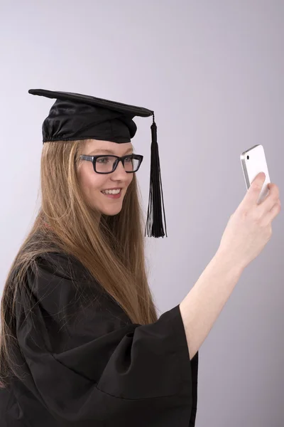 Absolvent macht ein Selfie mit dem Handy — Stockfoto