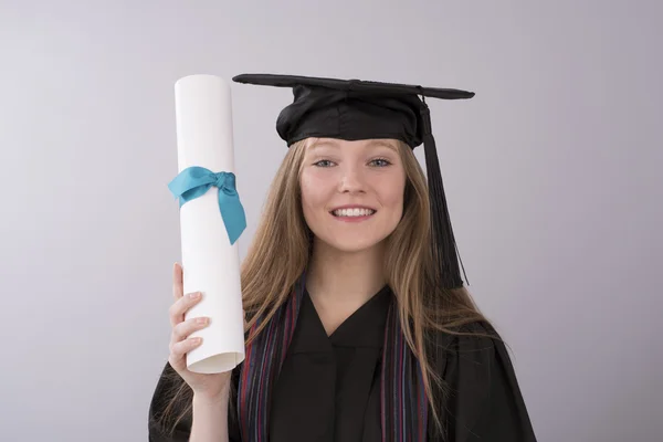 Absolvent in Mütze und Kleid mit Diplom — Stockfoto