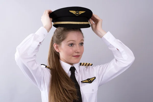 Joven piloto de aerolínea con su sombrero uniforme —  Fotos de Stock
