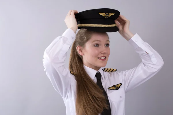 Joven piloto de aerolínea en uniforme —  Fotos de Stock