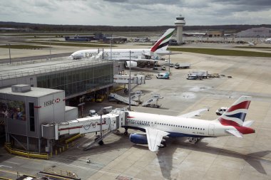 Londra Gatwick Havaalanı'nde önlük püskürtücülere yolcu