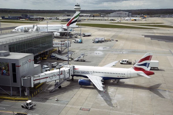 Pasażerskich odrzutowców na fartuch w Uk Londyn Gatwick Airport — Zdjęcie stockowe