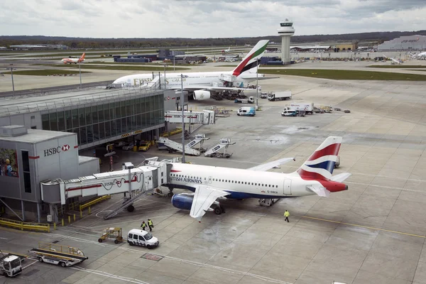 Pasażerskich odrzutowców na fartuch w Uk Londyn Gatwick Airport — Zdjęcie stockowe