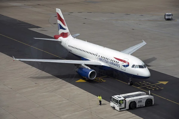 Avión de pasajeros usando nueva pista de aterrizaje en el Aeropuerto de Londres Gatwick Reino Unido — Foto de Stock