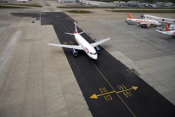 Śnieg wyczynia nakładziony przy użyciu nowych asfaltowej drogi kołowania w Uk Londyn Gatwick Airport — Zdjęcie stockowe