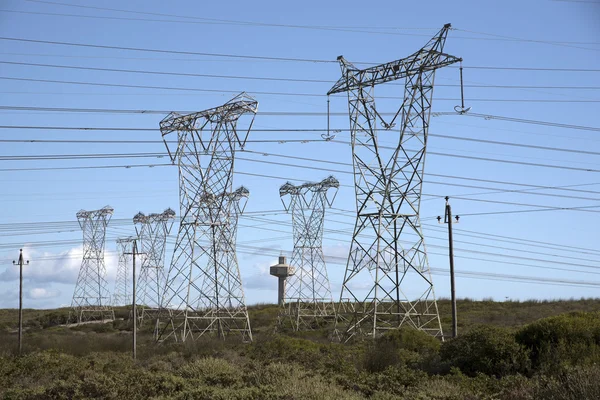 Electricity power lines and gantries cross countryside in South Africa — Stock Photo, Image