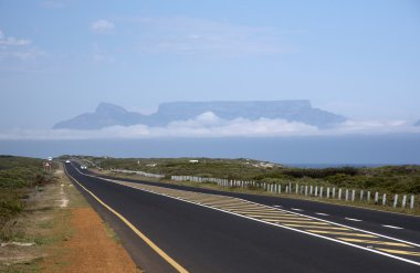 Sahil yolu ile bir zemin tablo dağ Cape Town Güney Afrika Cumhuriyeti