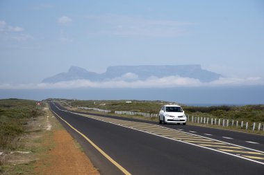 Sahil yolu ile bir zemin tablo dağ Cape Town Güney Afrika Cumhuriyeti