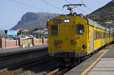 Kalk Bay yakınındaki Cape Town Güney Afrika, kıyı demiryolu