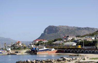 Kalk Bay yakınındaki Cape Town Güney Afrika, kıyı demiryolu
