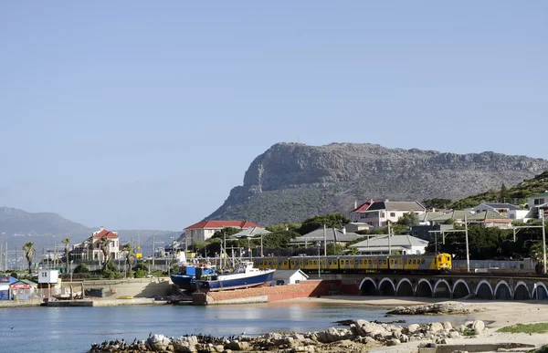 Kalk Bay yakınındaki Cape Town Güney Afrika, kıyı demiryolu