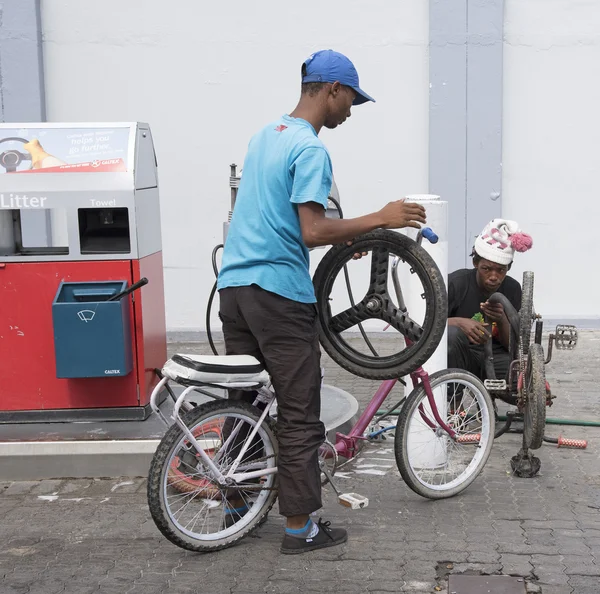 Junger Mann flickt einen Reifenschaden am Rad seines Fahrrads — Stockfoto