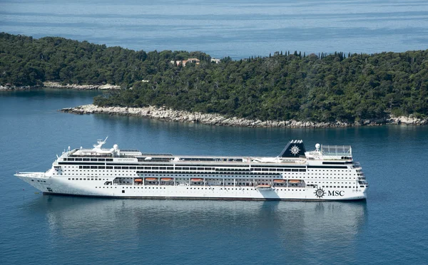 Dubrovnik Croacia un crucero fondeado frente a la isla Lokrum — Foto de Stock