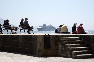 Turistler Old Town limanı duvara rahatlatıcı Dubrovnik Hırvatistan liman