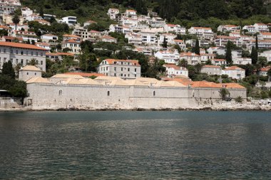Dubrovnik Hırvatistan'da deniz kıyısında Lazareti binaları