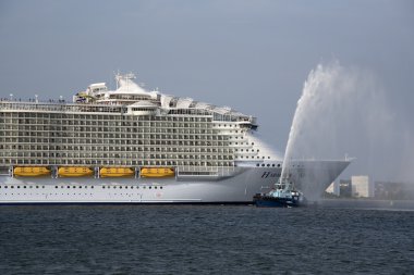 Denizler dünyanın en büyük uyumunu cruise liner bırakarak Southampton İngiltere'de Haziran 2016