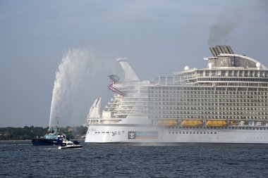 Denizler dünyanın en büyük uyumunu cruise liner Southampton İngiltere'de bırakarak