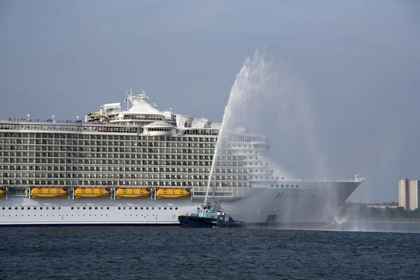 Denizler dünyanın en büyük uyumunu cruise liner Southampton İngiltere'de bırakarak — Stok fotoğraf