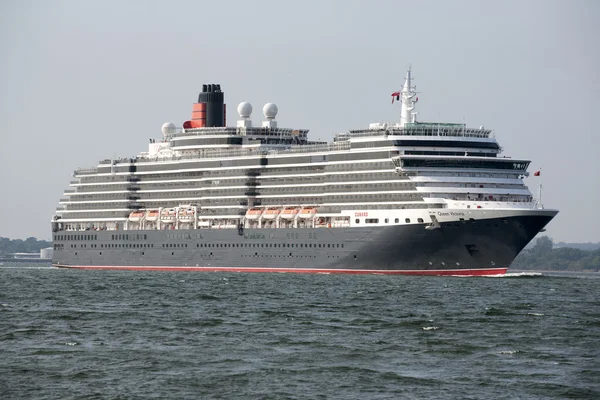 THE CUNARD CRUISE SHIP QUEEN VICTORIA UNDERWAY ON SOUTHAMPTON WATER ENGLAND UK — Stock Photo, Image