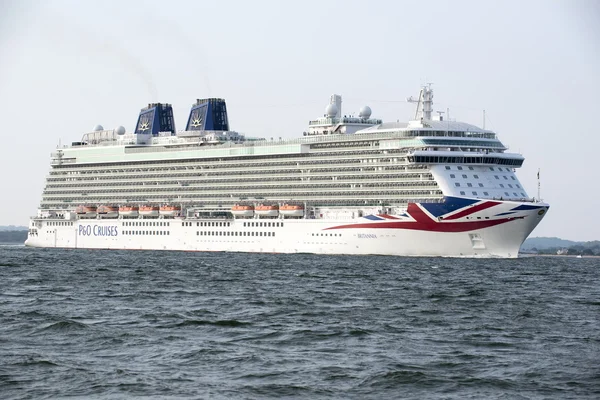 P & O круїзне судно Britannia ведеться на Саутгемптона води Великобританії — стокове фото