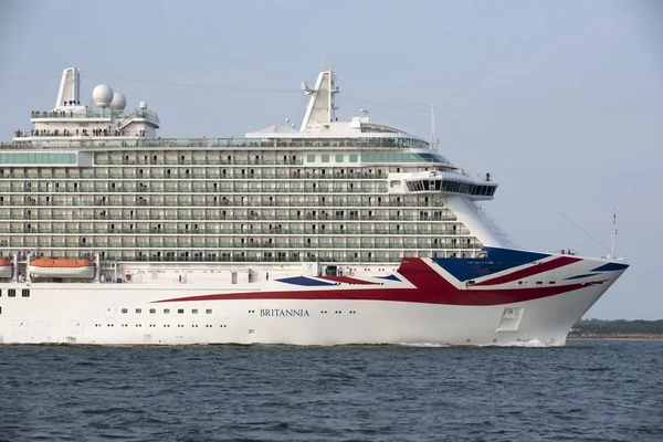 P & O круїзне судно Britannia ведеться на Саутгемптона води Великобританії — стокове фото