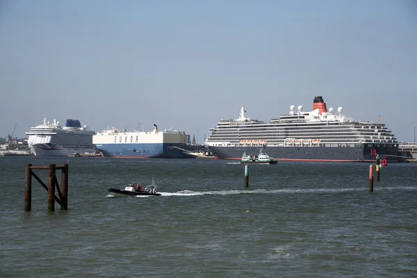 Puerto de Southampton visto a través de Southampton Water UK — Foto de Stock