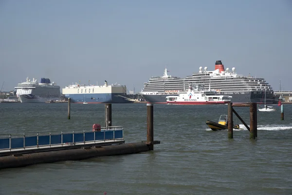 Southampton kikötő látogatóink szerte víz Southampton Egyesült Királyságban — Stock Fotó