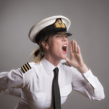 Üniformalı memur emir bağırır