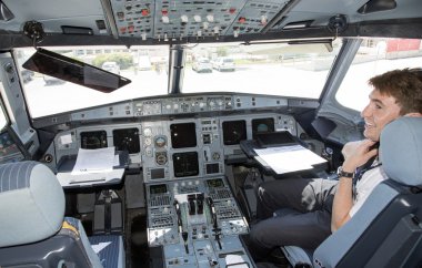 Modern yolcu jet uçuş güvertesinde araçları