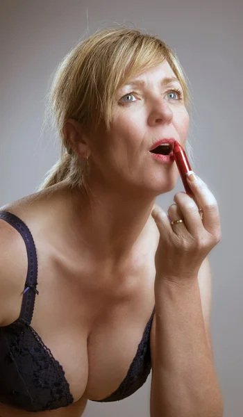 Mujer aplicando brillo labial — Foto de Stock