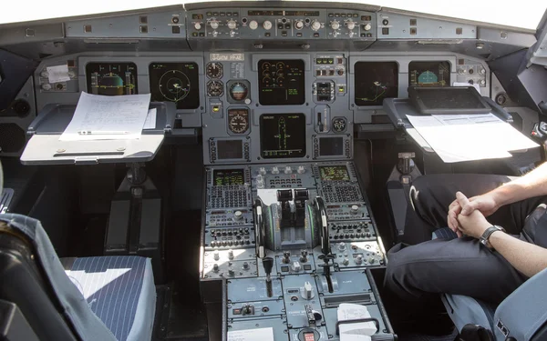 Instrumentación en la cubierta de vuelo de un moderno jet de pasajeros — Foto de Stock