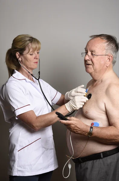 Kardiolog kontrolu srdce starších mužských pacientů se stetoskopem — Stock fotografie