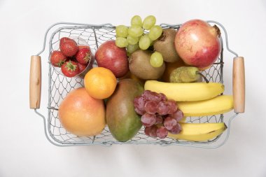 Bir alışveriş sepeti taze meyve 