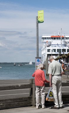 Bir otobüs bekleyen yaşlı çift