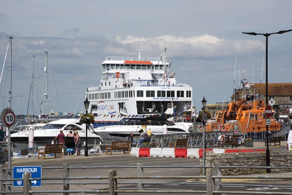 YARMOUTH HARBOUR ISLA DE WIGHT INGLAND Reino Unido - JULIO 2016  - — Foto de Stock