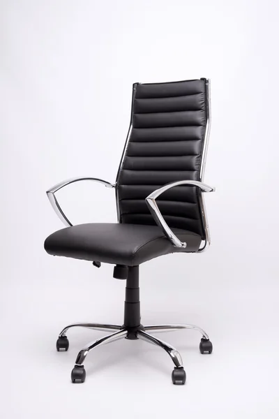 Une chaise de bureau en cuir noir et chrome — Photo
