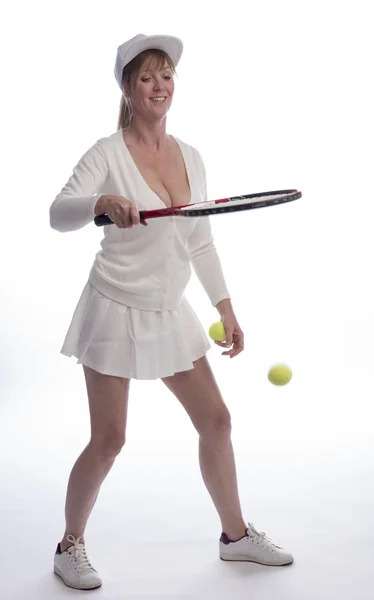 Mulher jogador de tênis com raquete e bolas — Fotografia de Stock